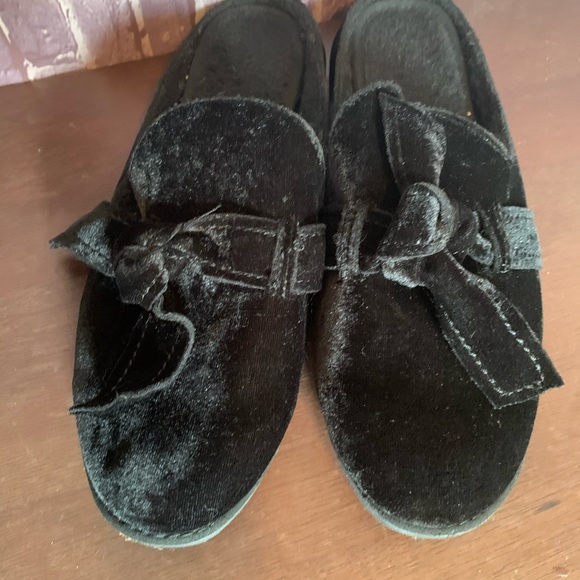 SOLD IN BUNDLE Black Velvet & Shearling “Liberty” Slippers - Picture 5 of 12